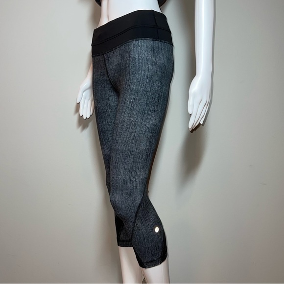 Lululemon Run: Inspire Crop II *All Luxtreme Burlap Texture Black Dune / Black - Picture 3 of 9